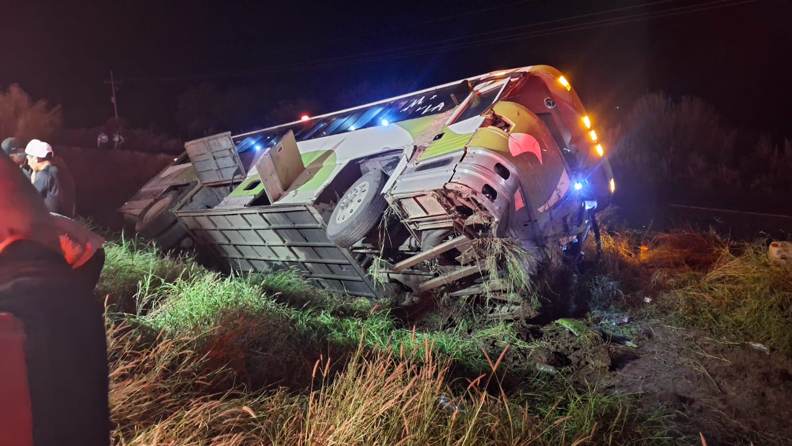 Camión de jornaleros de Chiapas volcado en la México 15, en Ahome, Sin.