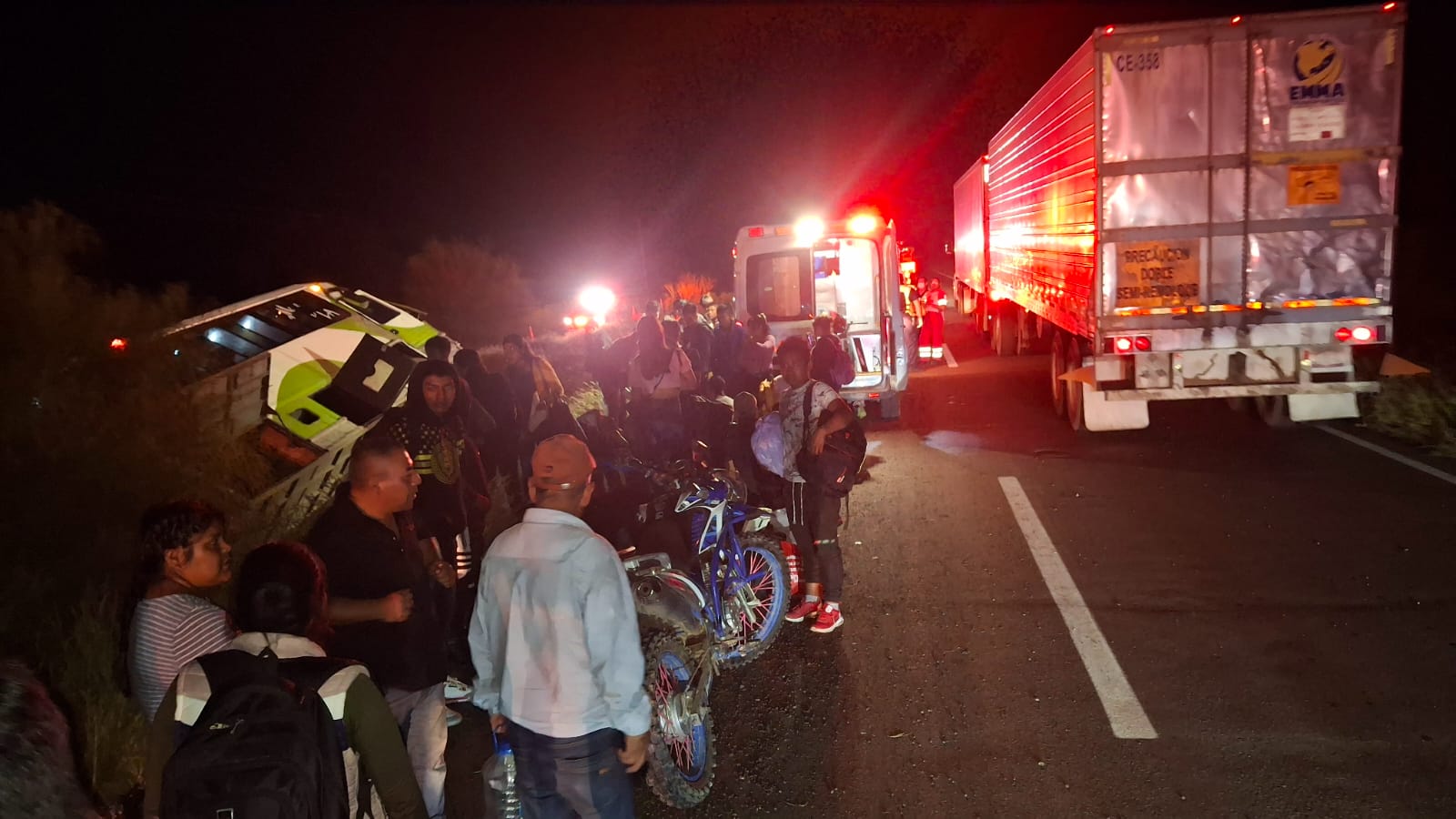 Autobús con jornaleros de Chiapas vuelca en la méxico15, en Ahome, Sin.