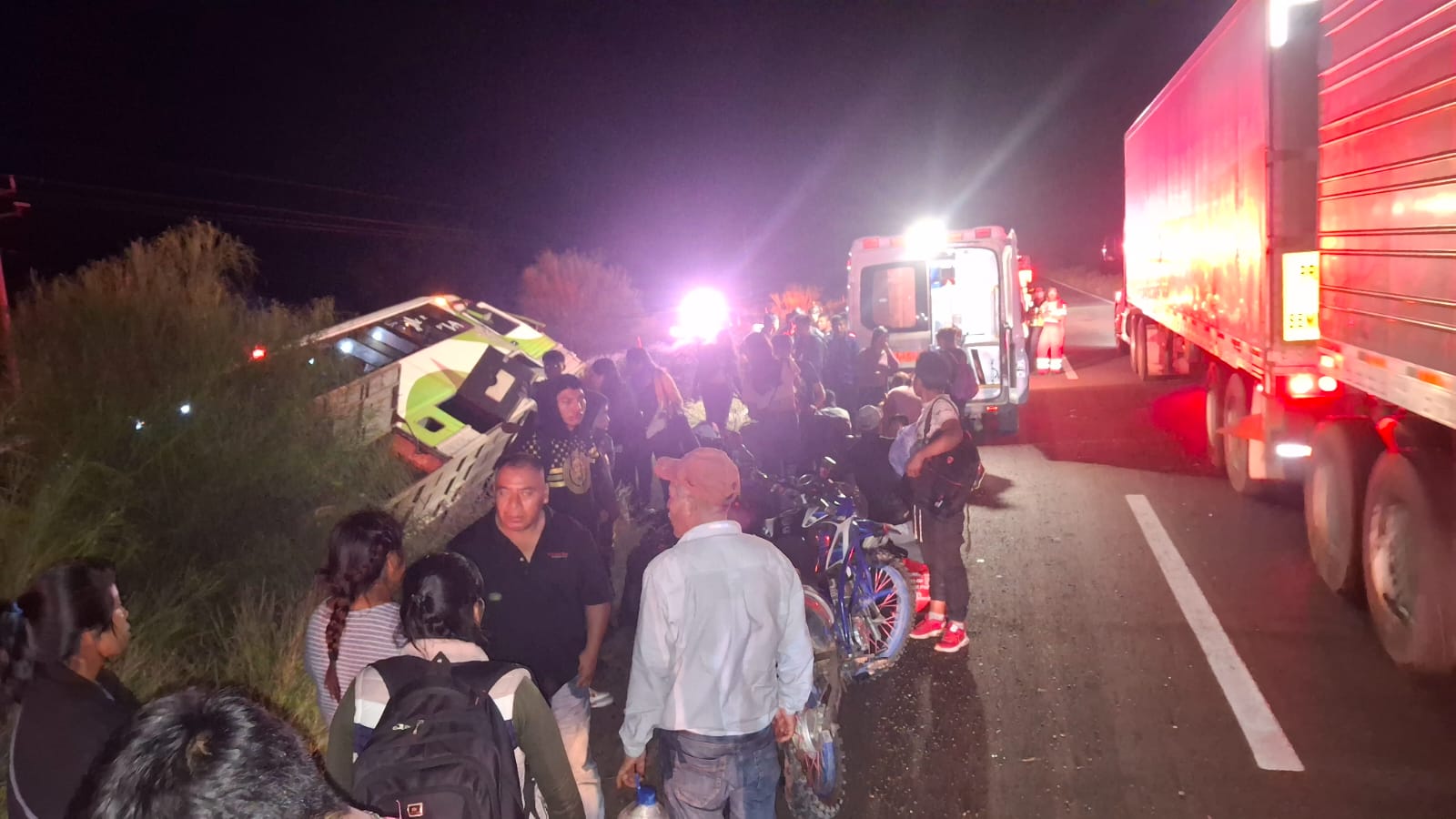 Autobús con jornaleros de Chiapas vuelca en la méxico15, en Ahome, Sin.