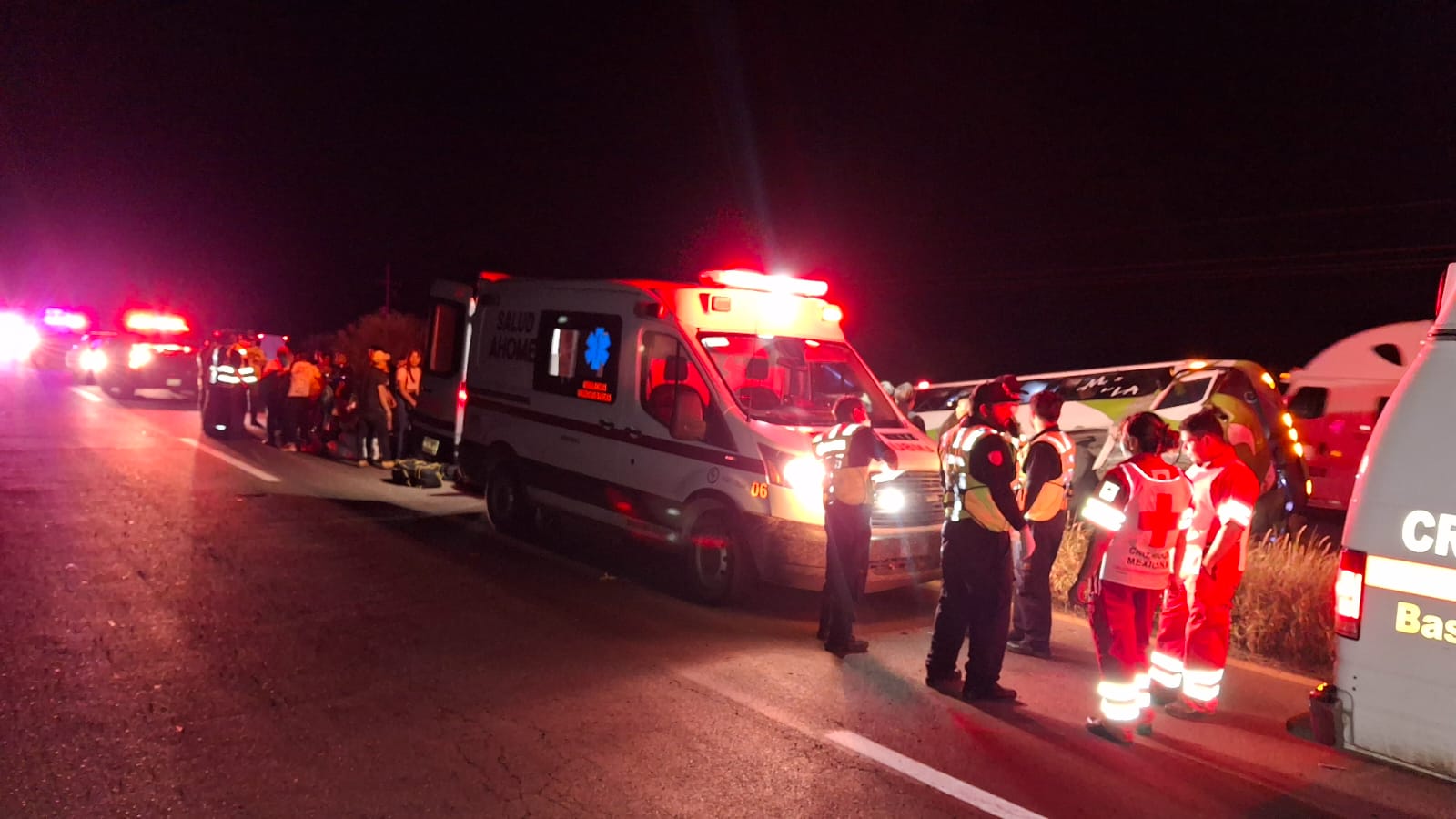 Autobús con jornaleros de Chiapas vuelca en la méxico15, en Ahome, Sin.