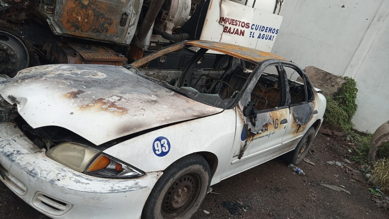 Camión de Jumapag y vehículo incendiado en Guasave, Sinaloa