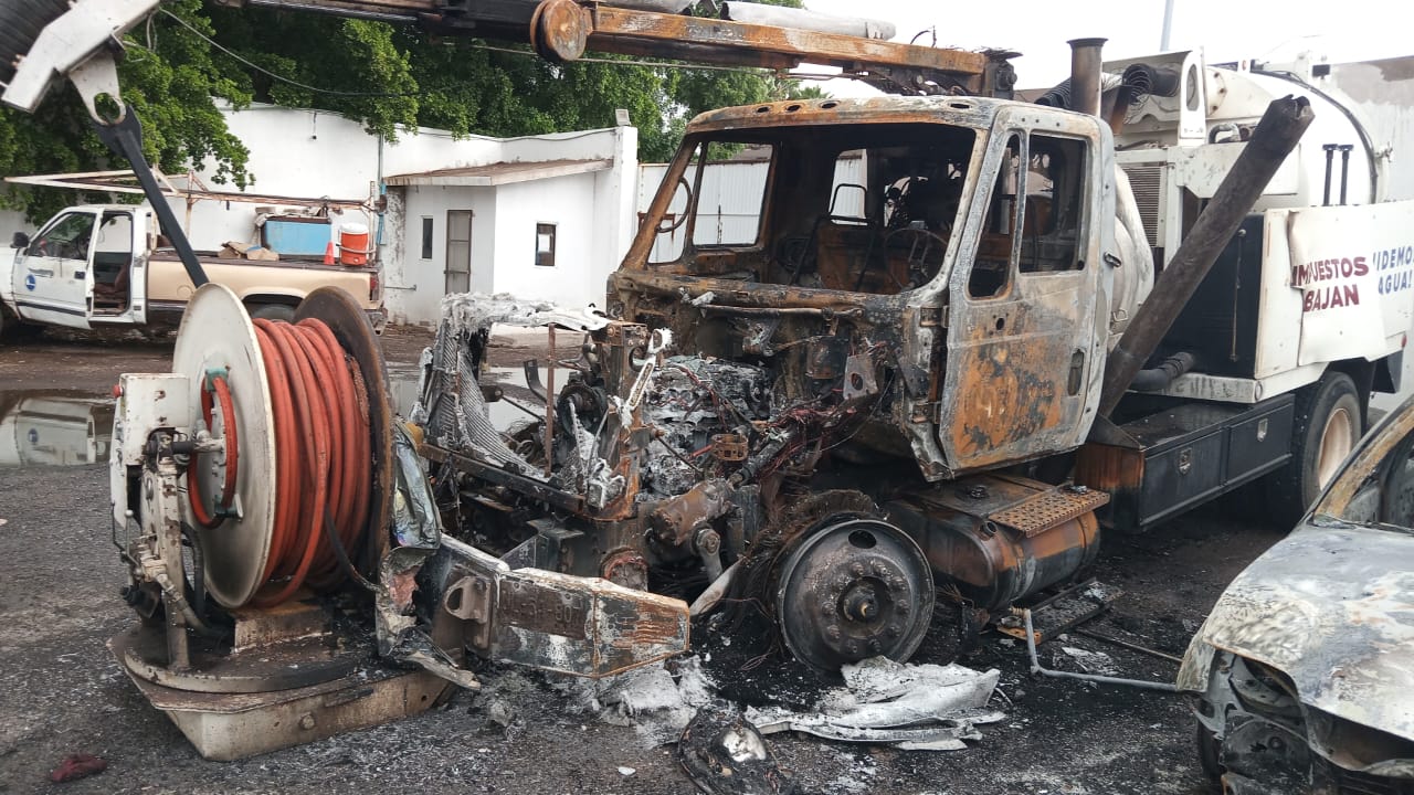 Camión de Jumapag y vehículo incendiado en Guasave, Sinaloa