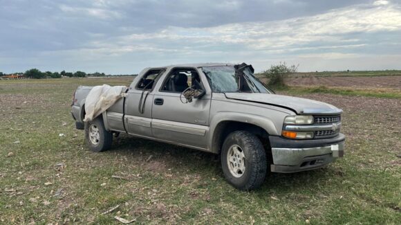 Localizan camioneta abandonada tras salida de camino en la sindicatura de Bamoa, Guasave, Sinaloa