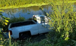 camioneta blanca dentro del canal lateral dieciocho en ahome sin