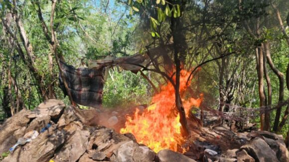 Tenía hamacas, cobijas y refrescos; militares destruyen campamento de la delincuencia en Tepuche, Culiacán