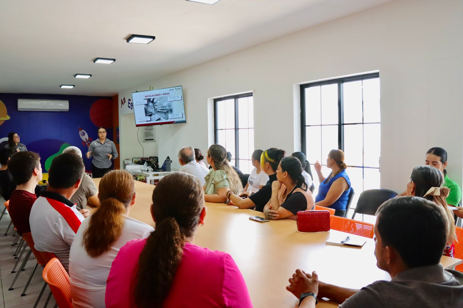 Capacitan a comerciantes de Badiraguato