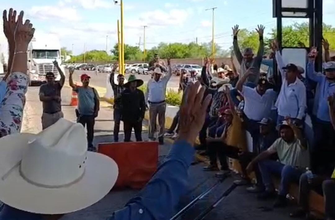 Carretera México 15 tomada por productores