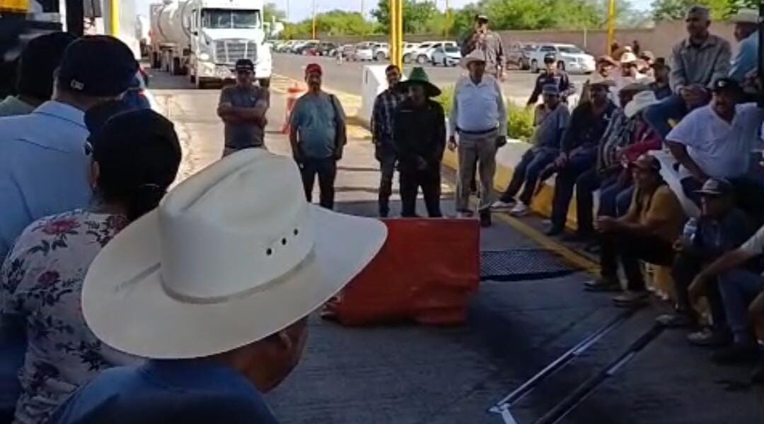 Carretera México 15 tomada por productores