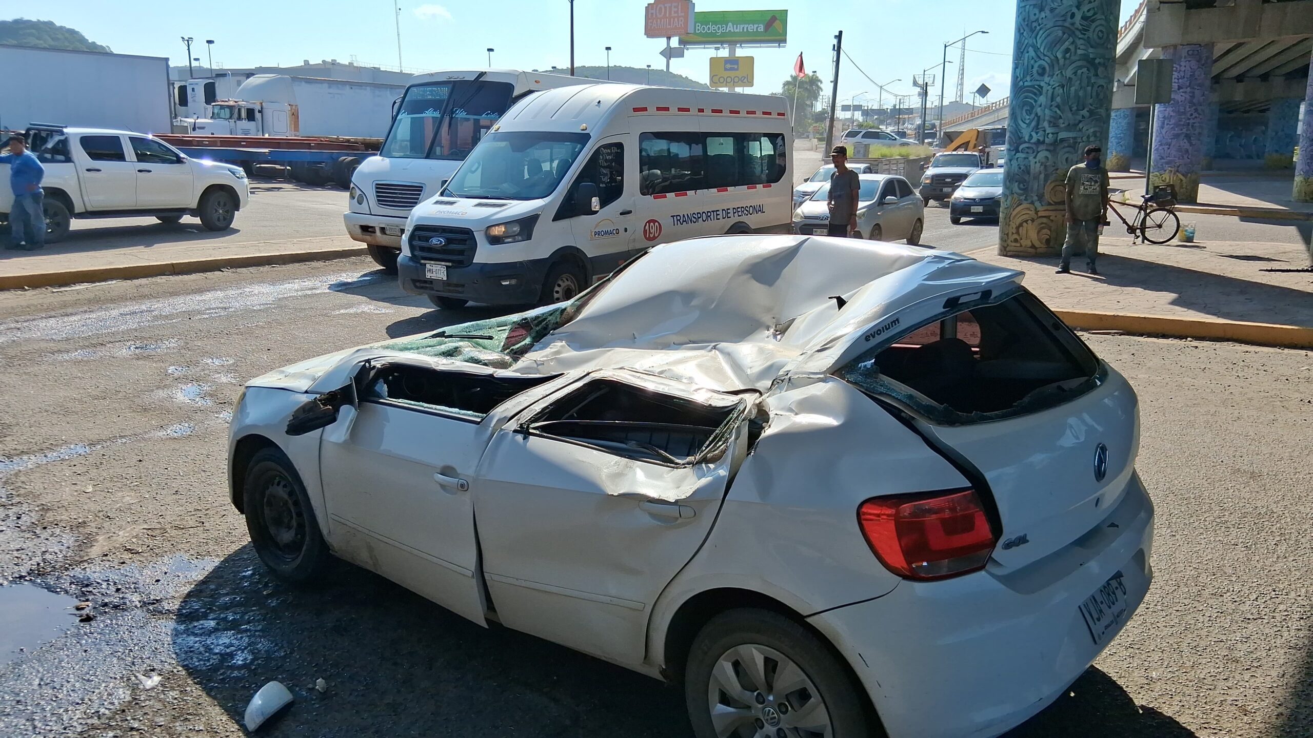 carro es aplastado por un camion de carga que se voltea en mazatlan