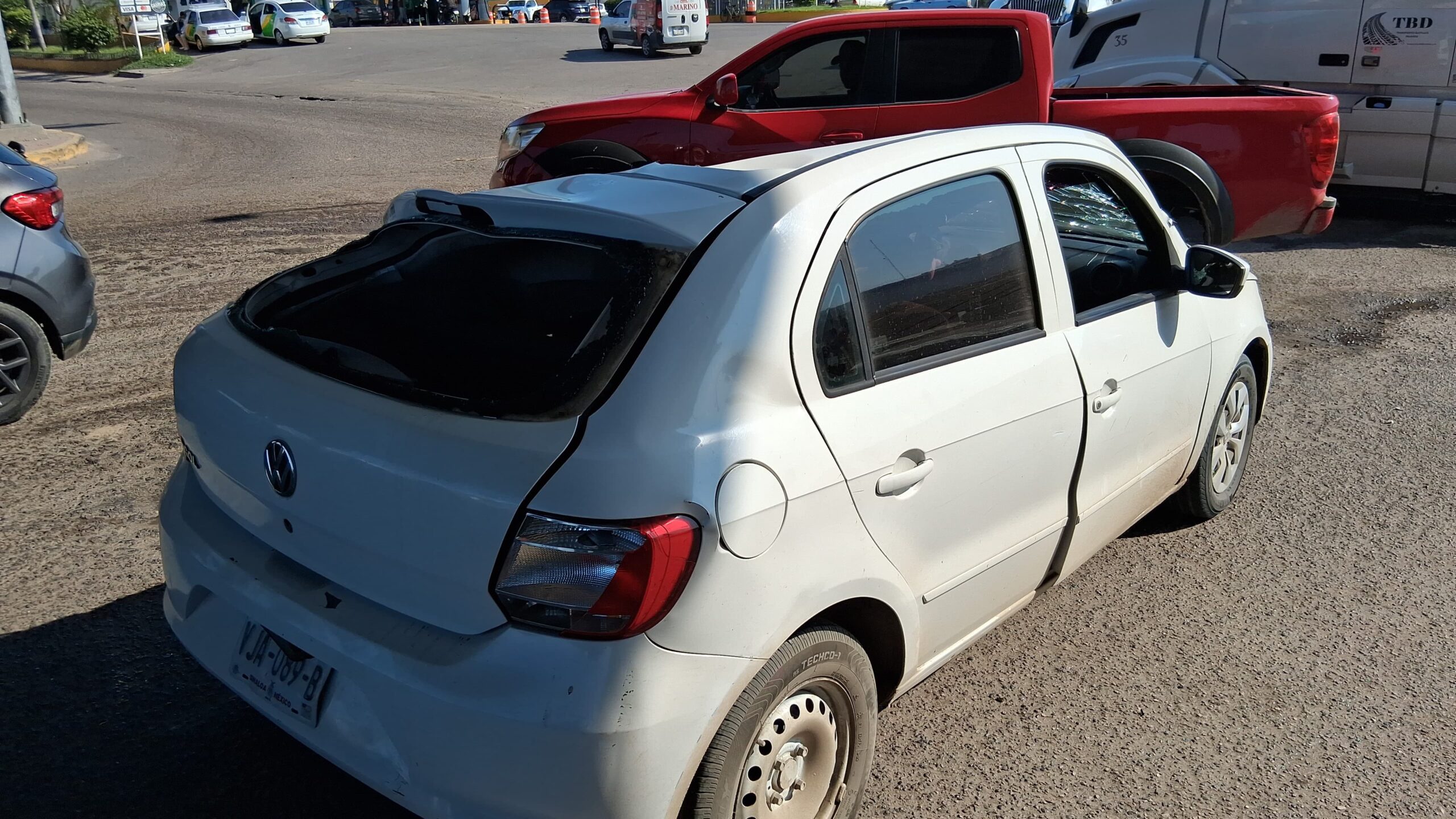 carro es aplastado por un camion de carga que se voltea en mazatlan