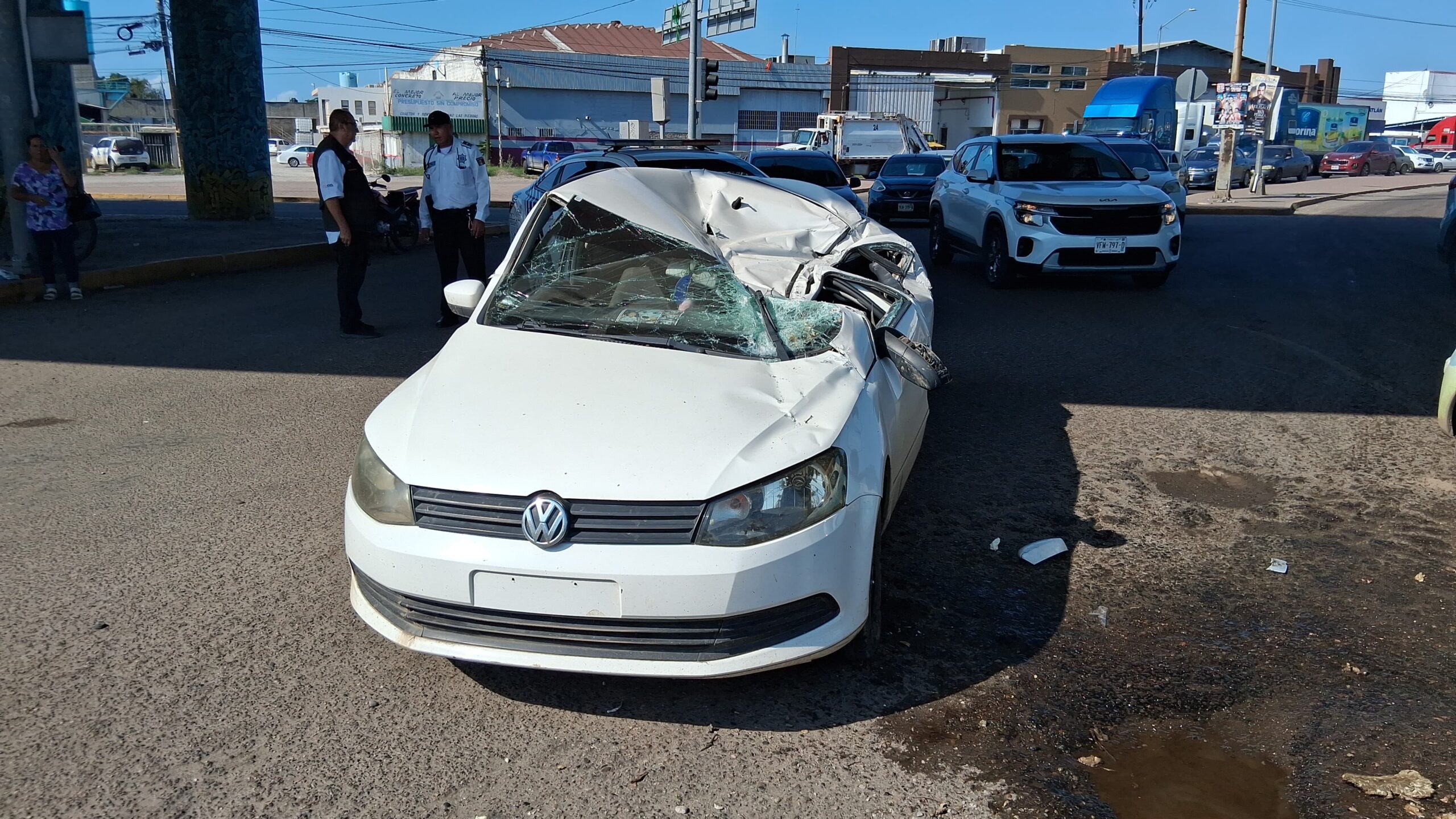 carro es aplastado por un camion de carga que se voltea en mazatlan