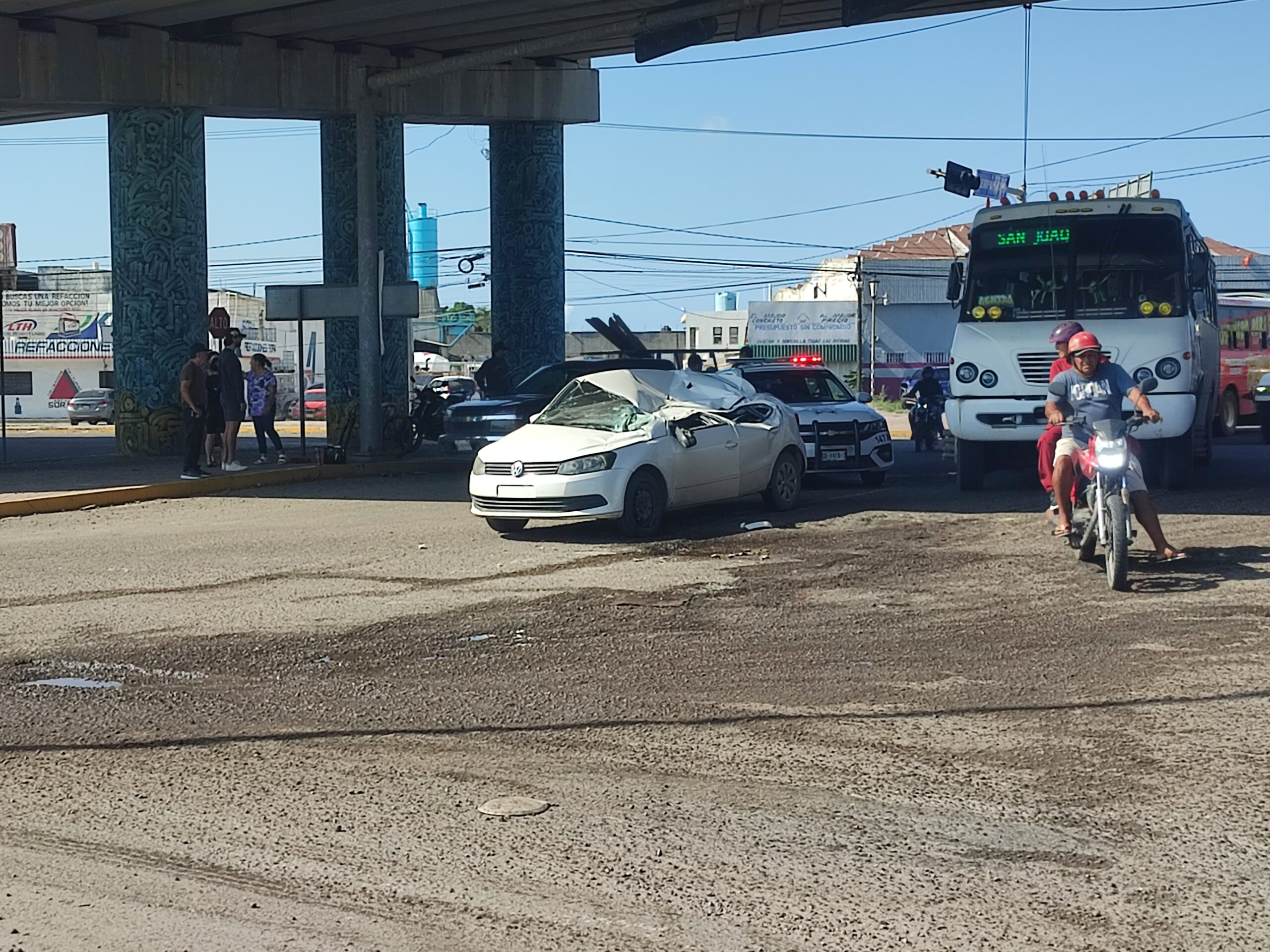 carro es aplastado por un camion de carga que se voltea en mazatlan