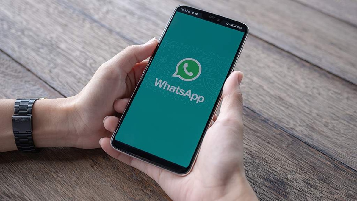 Celular con WhatsApp