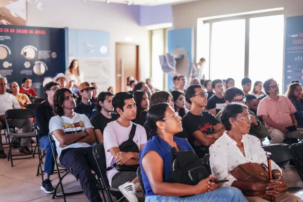 Charla científica de Fernando Enciso sobre las tortugas marinas, en Mazatlán