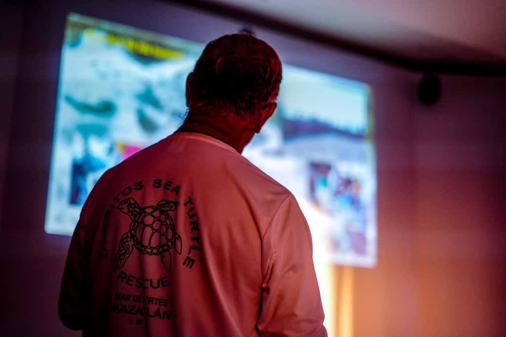 Charla científica de Fernando Enciso sobre las tortugas marinas, en Mazatlán