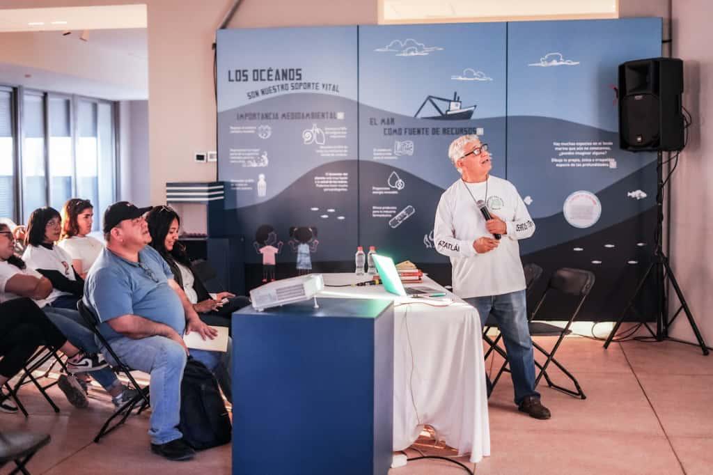 Charla científica de Fernando Enciso sobre las tortugas marinas, en Mazatlán