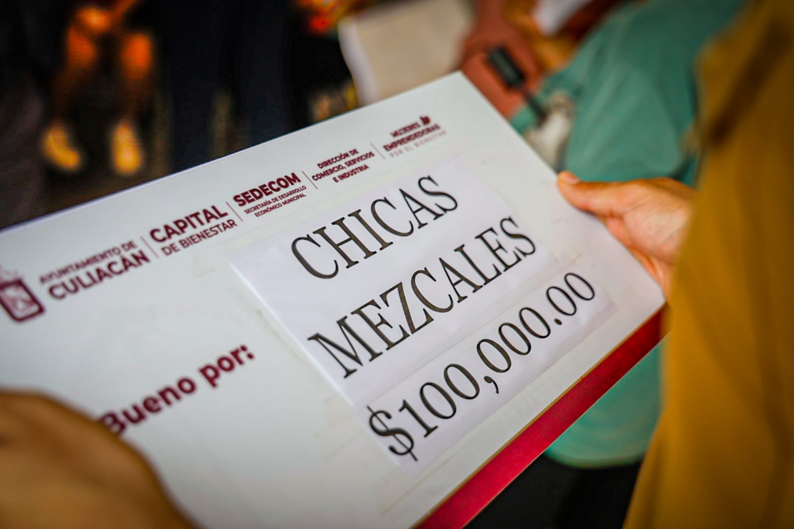 Gámez Mendívil entrega crédito de 100 mil pesos a mujeres emprendedoras de Los Mezcales
