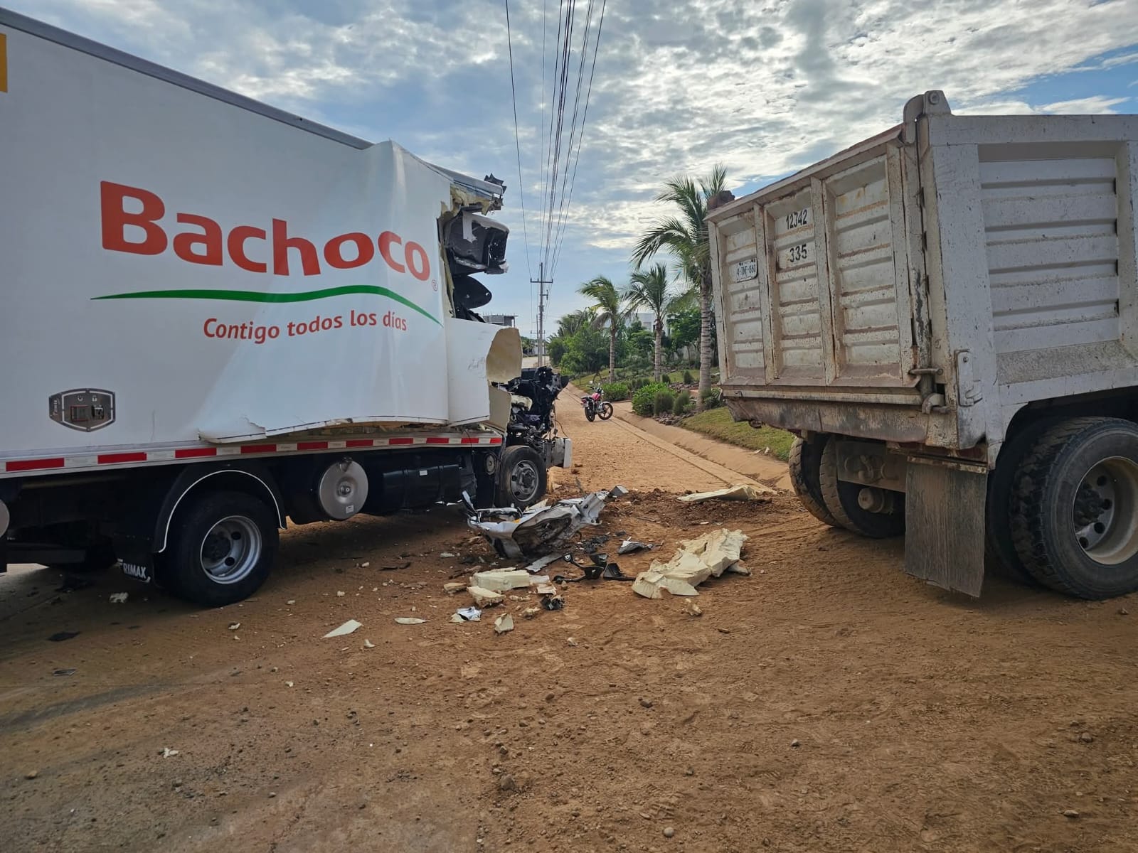 Chocan camión de pollos y de volteo en Mazatlán