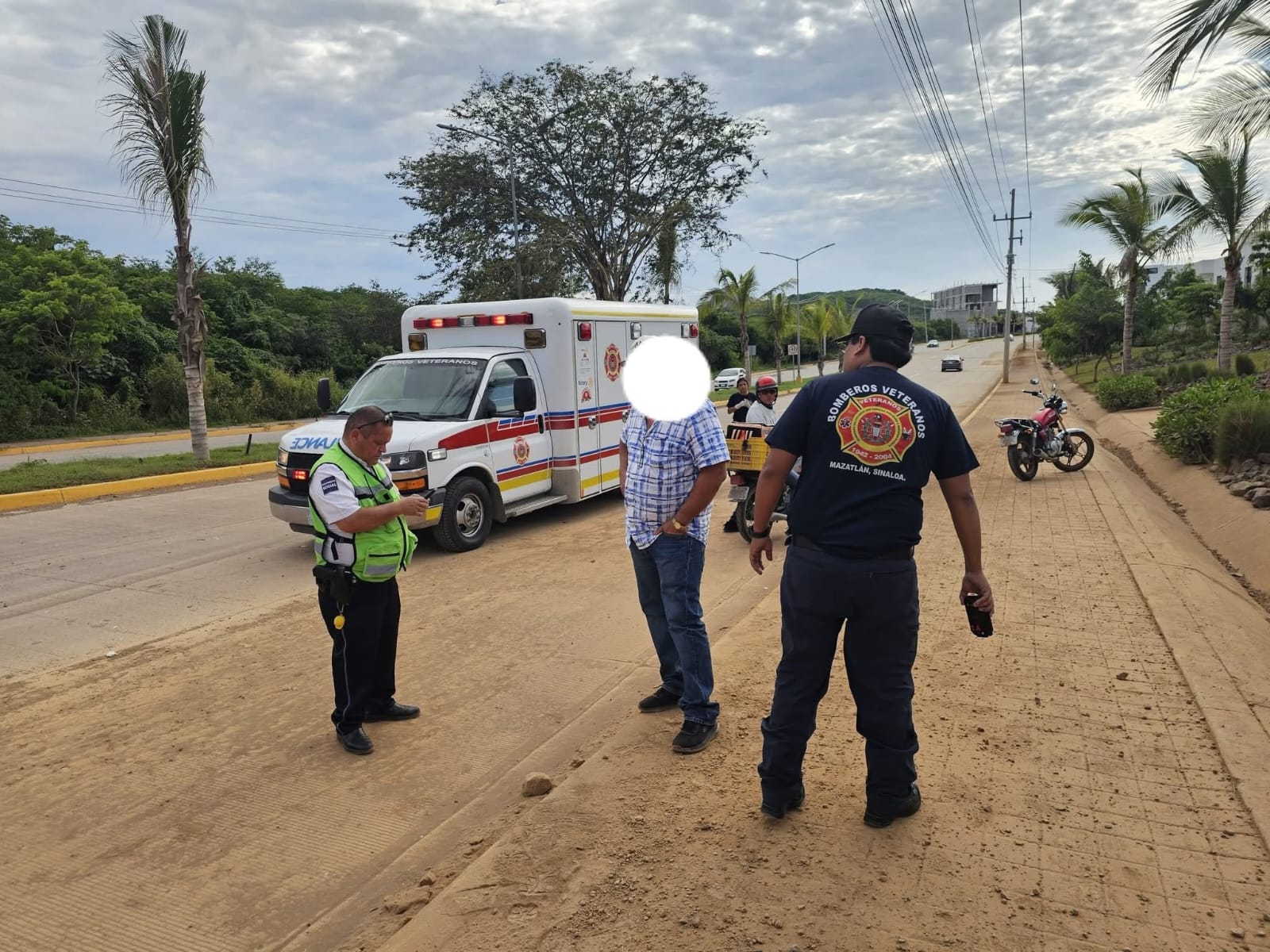 Chocan camión de pollos y de volteo en Mazatlán