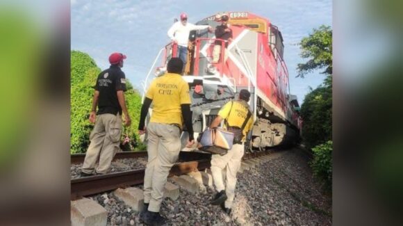 Chocan de frente dos locomotoras en Copales, al sur de Escuinapa, Sinaloa
