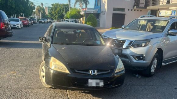 Choque entre dos vehículos en el Centro de Guasave, Sinaloa, deja solo daños materiales
