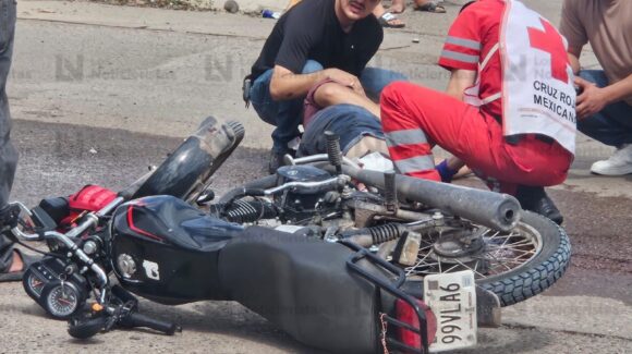 Choque de moto contra automóvil deja dos lesionados en Los Huizaches de Culiacán