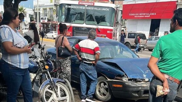 Adulto mayor herido tras choque entre auto y auriga en Villa Unión, Sinaloa