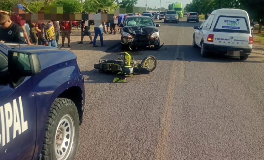 Choque entre auto y moto en carretera estatal de Guasave, Sinaloa