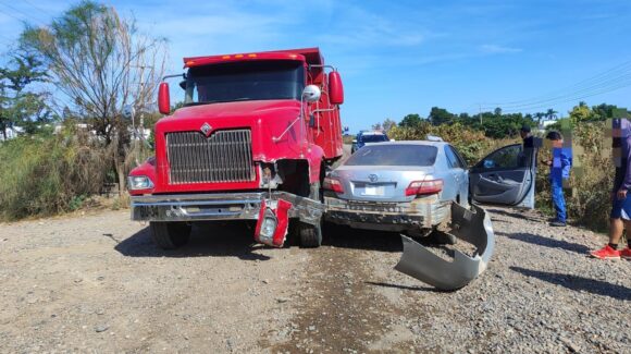 Choque entre automóvil y camión de volteo en Guasave, Sinaloa deja solo daños materiales