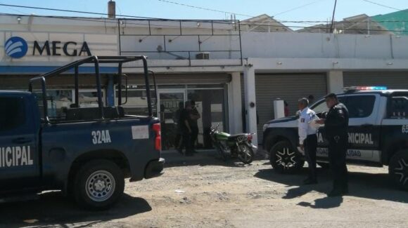 Motociclista resulta lesionado al chocar contra un automóvil en Guasave, Sinaloa
