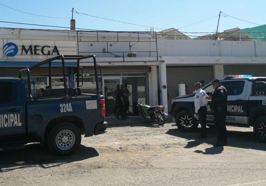 Moto y auto chocan en Guasave, Sinaloa