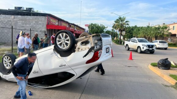 Carro choca y termina con las llantas al ‘cielo’ en Hacienda del Seminario, Mazatlán, Sinaloa