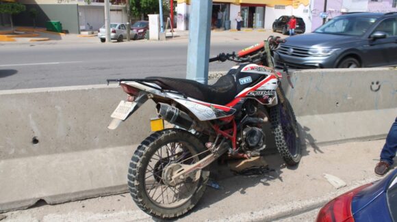 Motociclista resulta lesionado tras chocar contra vehículo en la avenida Luis Donaldo Colosio en Mazatlán, Sinaloa