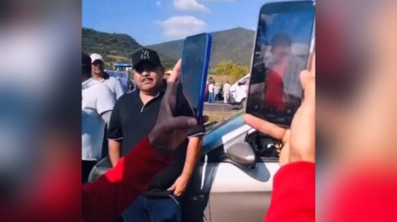 ¡Chuy Lizárraga le canta al campo! El ‘Capibara’ se solidariza con agricultores que bloqueaban carretera en Michoacán, México