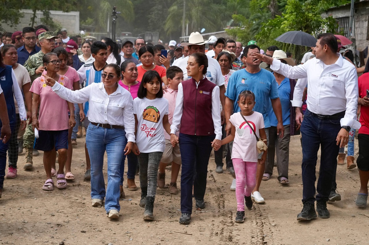 Claudia Sheinbaum recorriendo las zonas afectadas por las lluvias en Puebla. Entregarán apoyos