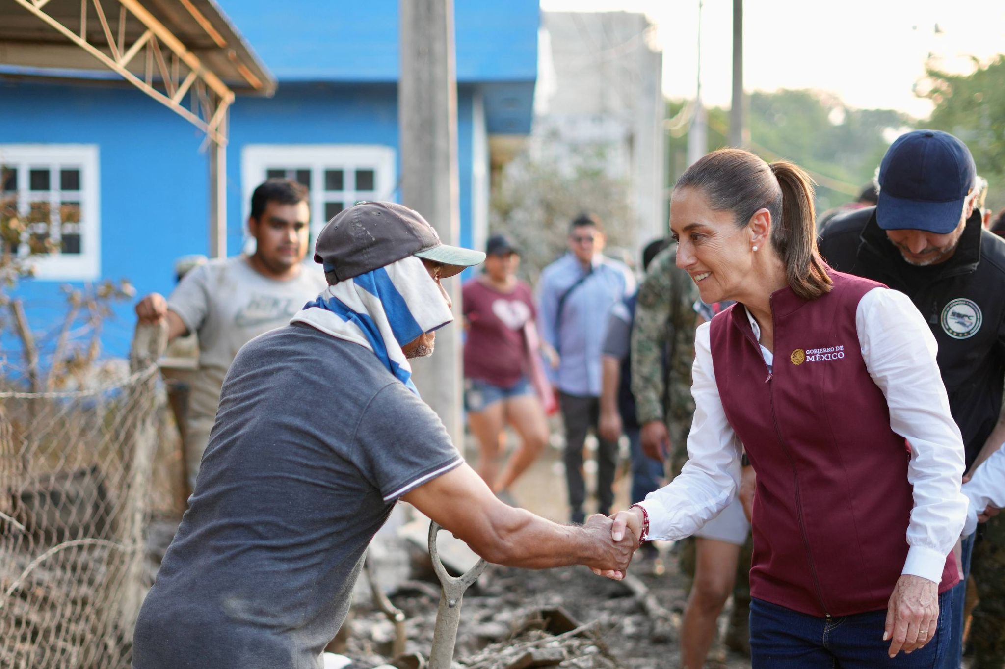 Claudia Sheinbaum supervisa limpieza y apoyos a población afectada por inundaciones en Veracruz