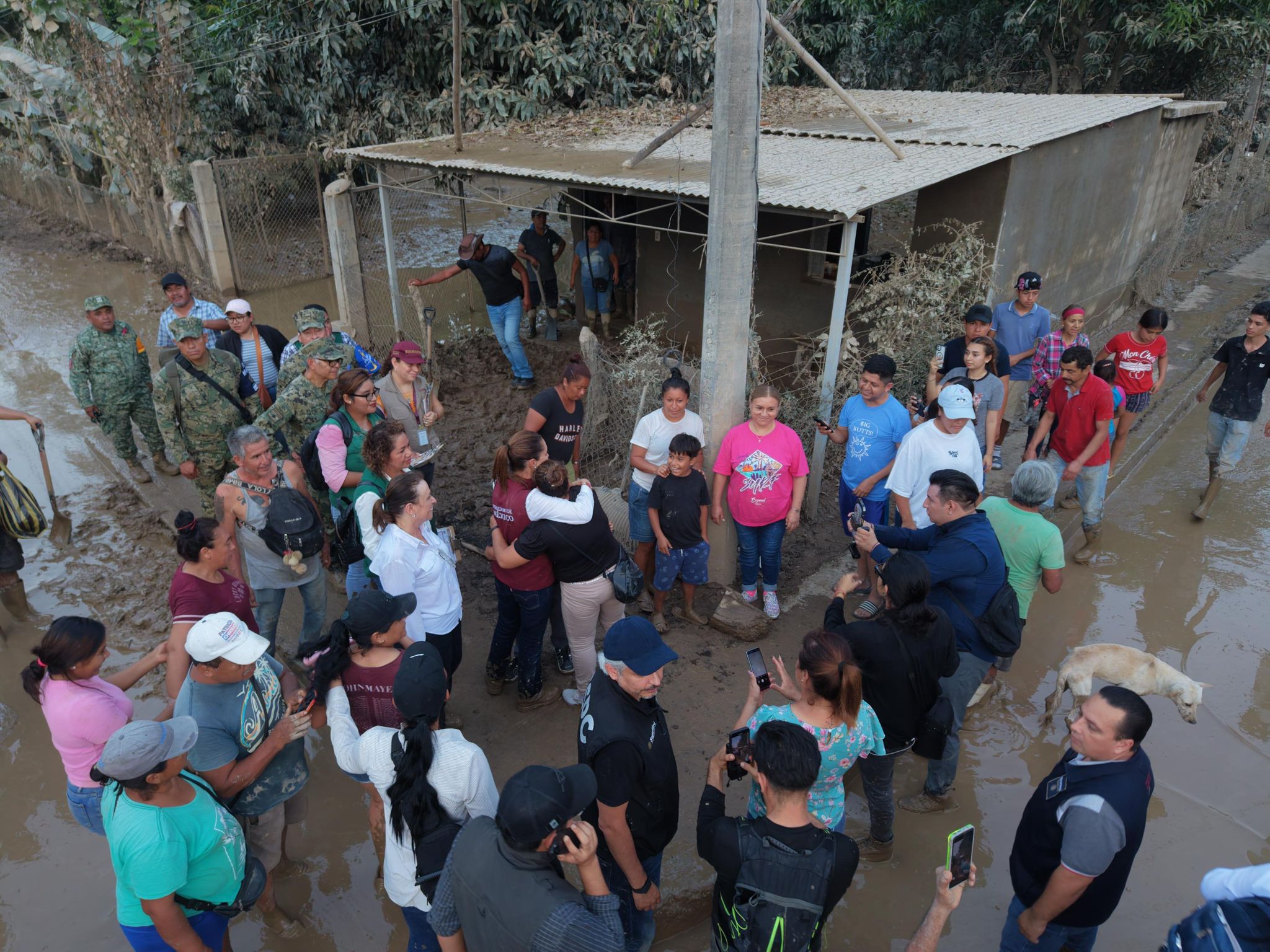 Claudia Sheinbaum supervisa limpieza y apoyos a población afectada por inundaciones en Veracruz