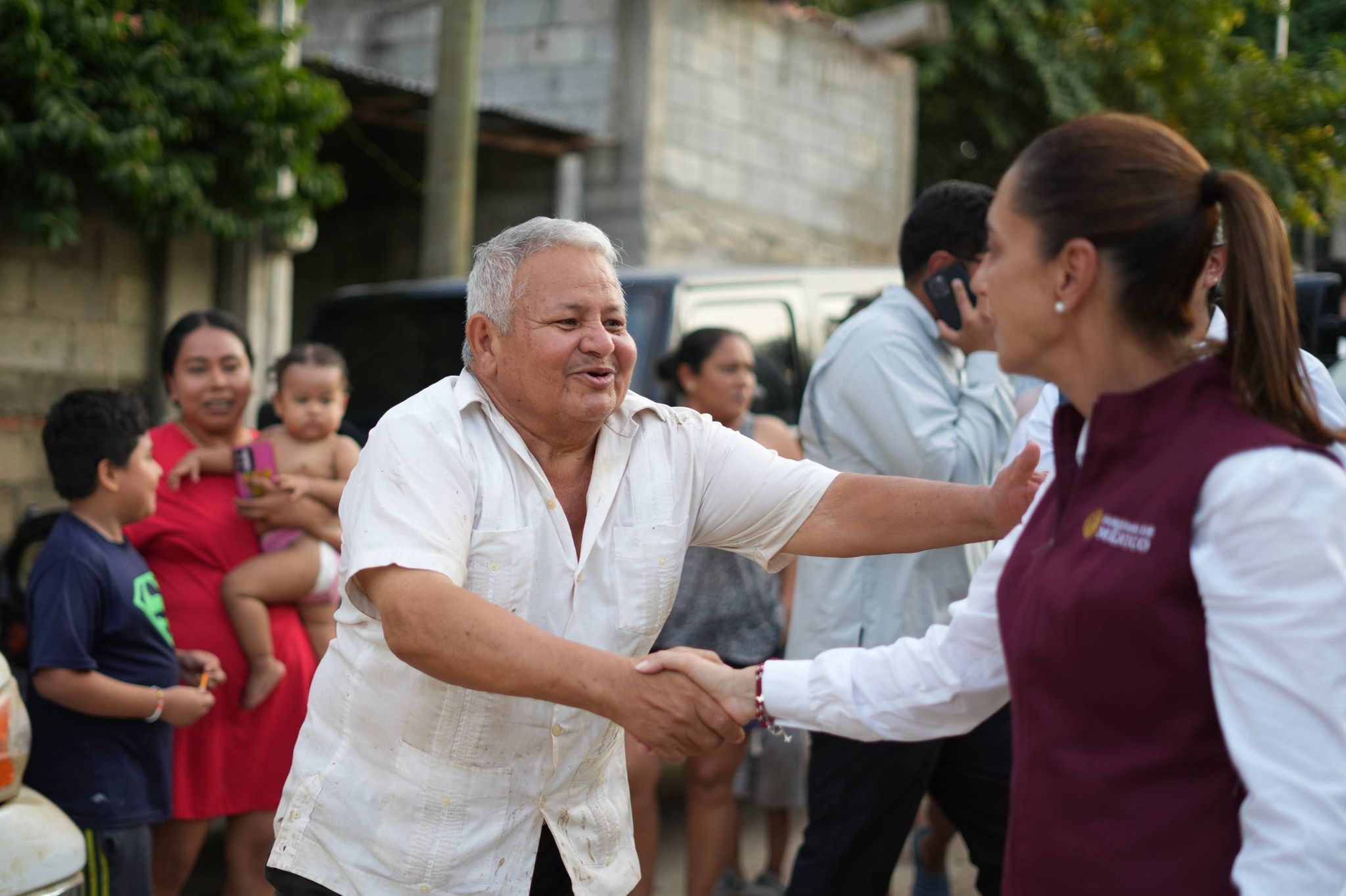 Claudia Sheinbaum supervisa limpieza y apoyos a población afectada por inundaciones en Veracruz