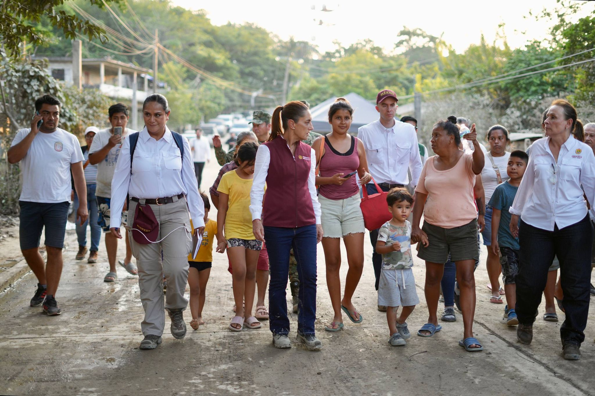 Claudia Sheinbaum supervisa limpieza y apoyos a población afectada por inundaciones en Veracruz