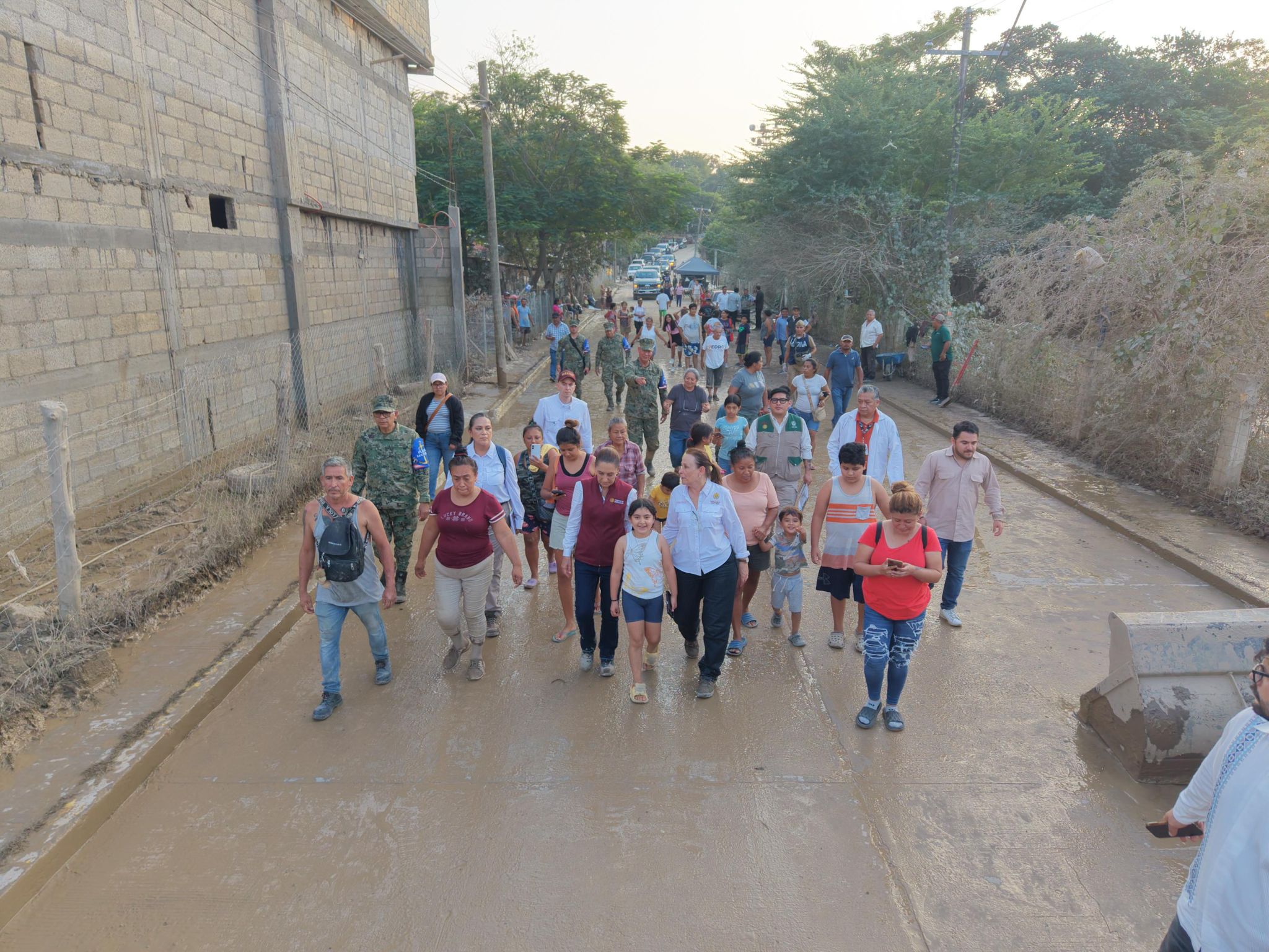 Claudia Sheinbaum supervisa limpieza y apoyos a población afectada por inundaciones en Veracruz