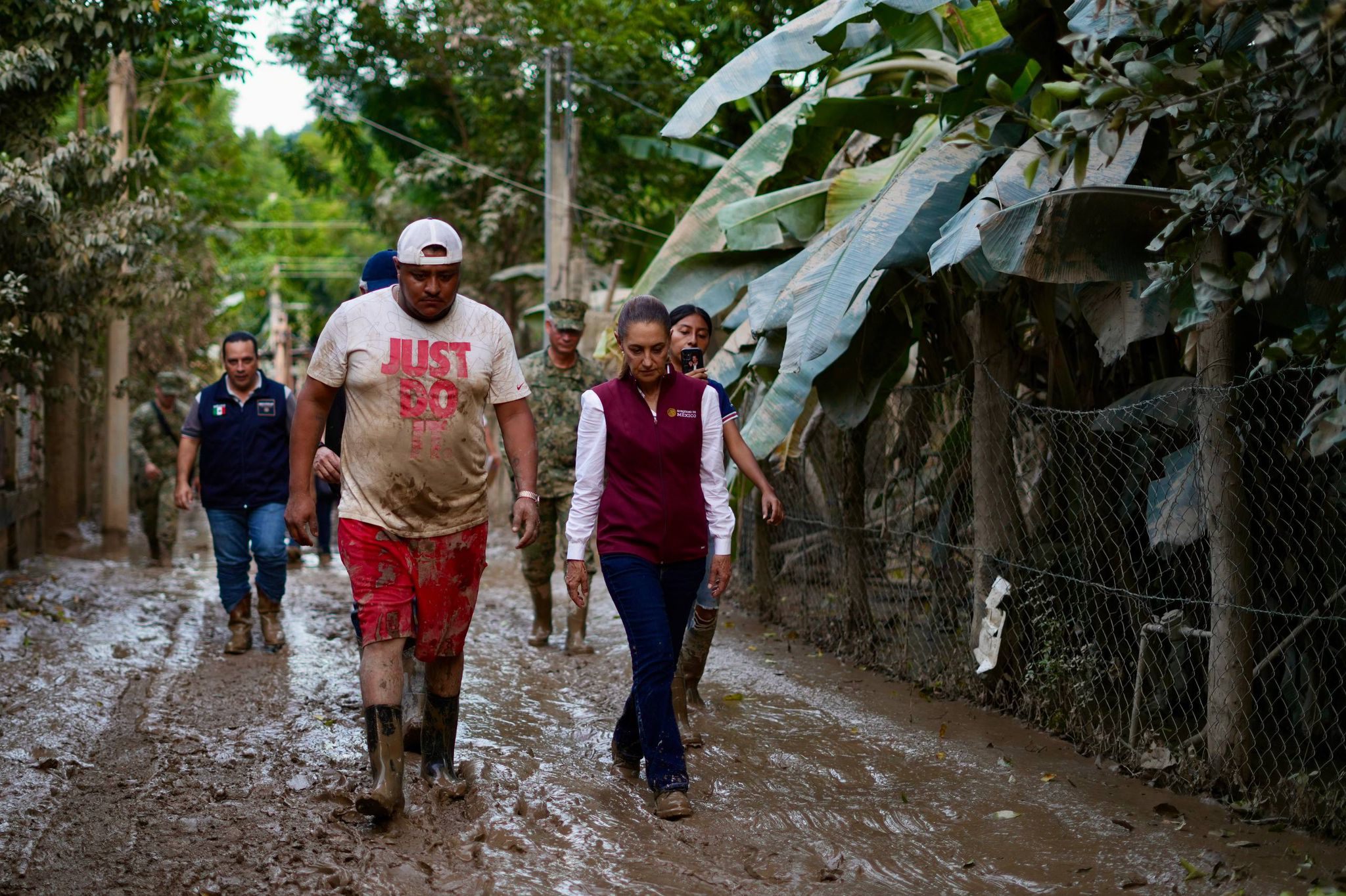 Claudia Sheinbaum supervisa limpieza y apoyos a población afectada por inundaciones en Veracruz