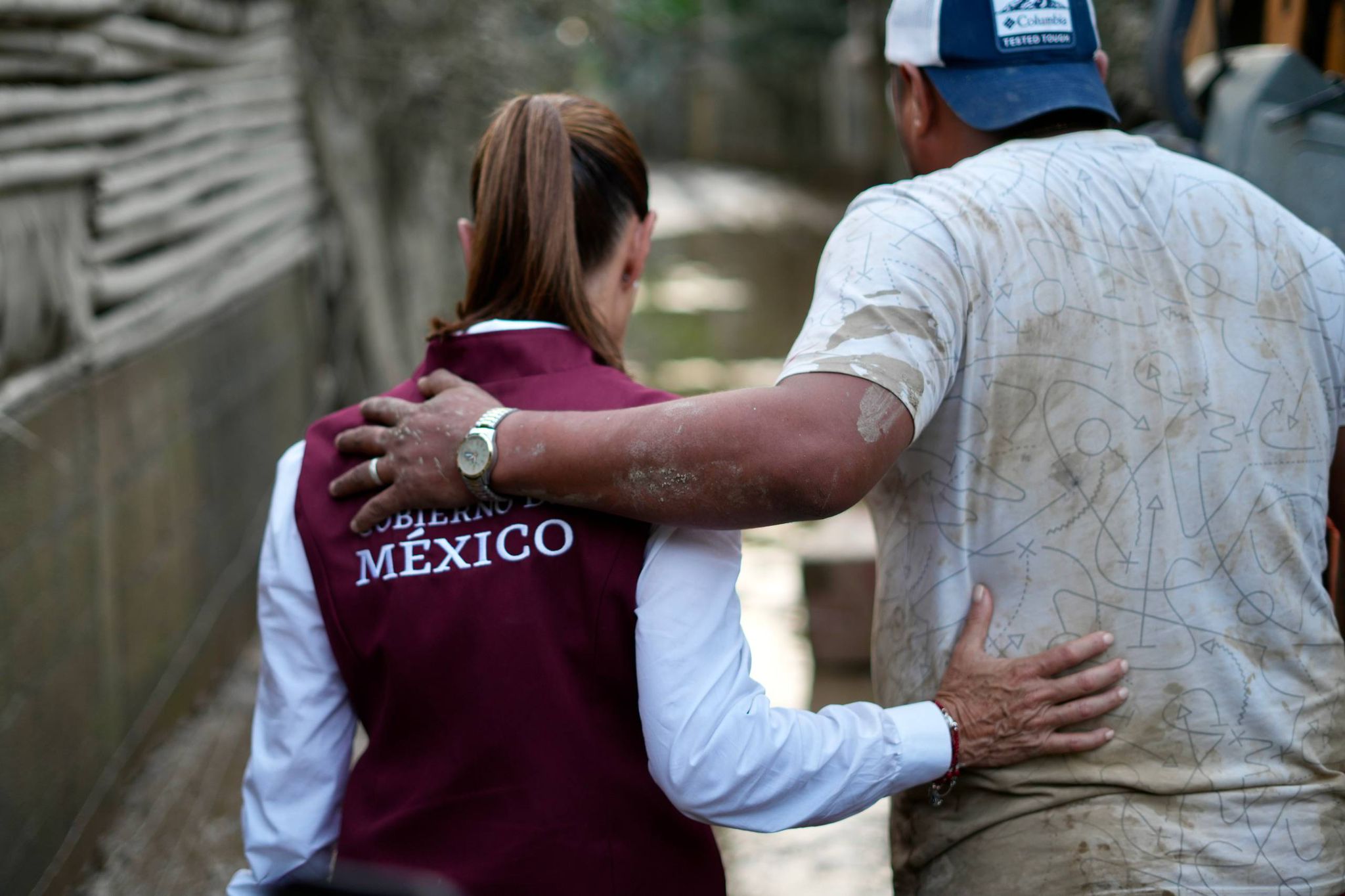 Claudia Sheinbaum supervisa limpieza y apoyos a población afectada por inundaciones en Veracruz