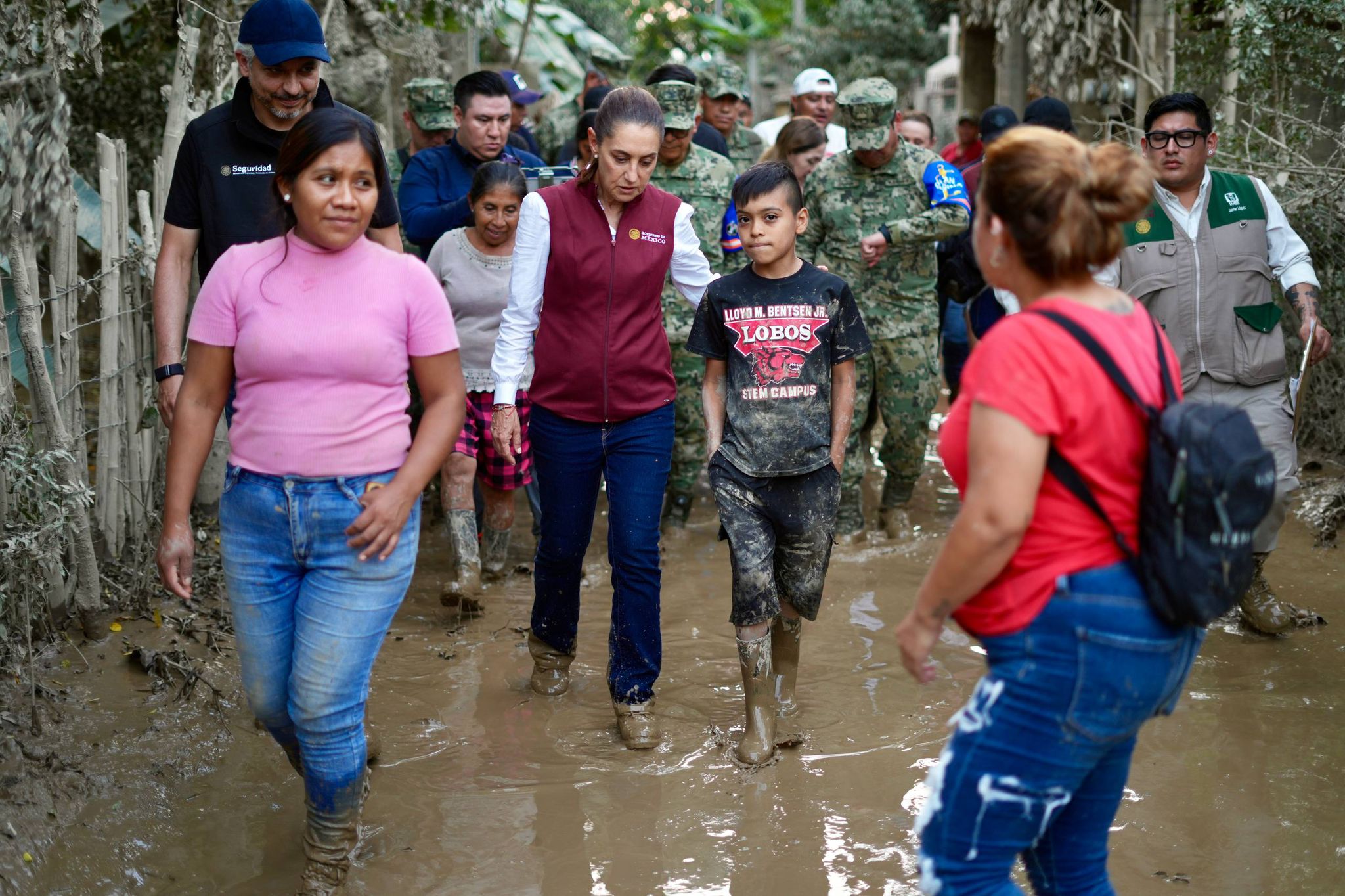 Claudia Sheinbaum supervisa limpieza y apoyos a población afectada por inundaciones en Veracruz