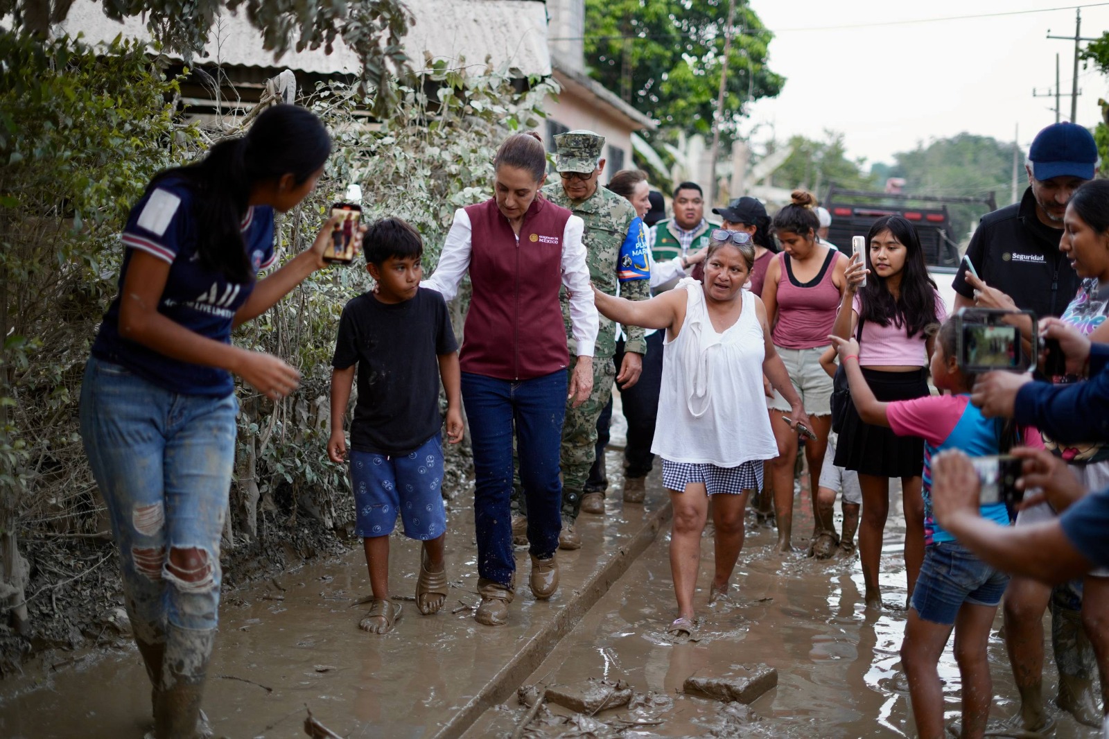 Claudia Sheinbaum supervisa limpieza y apoyos a población afectada por inundaciones en Veracruz
