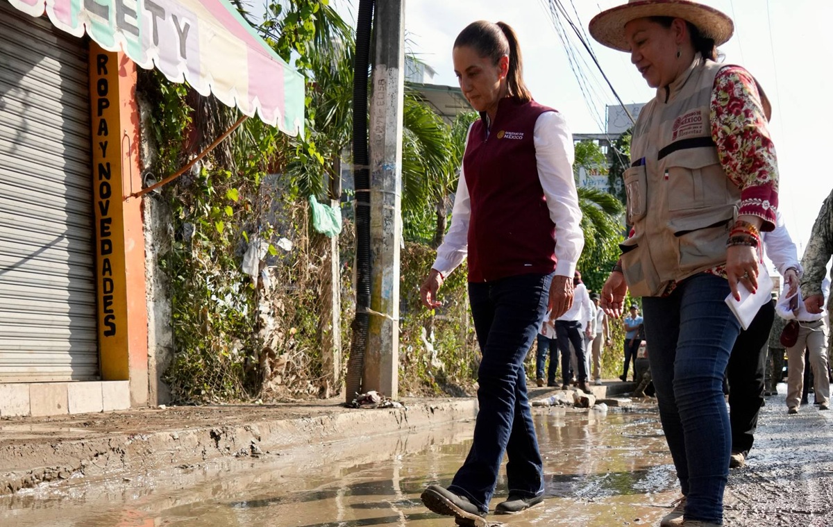 Claudia Sheinbaum supervisa limpieza y apoyos a población afectada por inundaciones en Veracruz