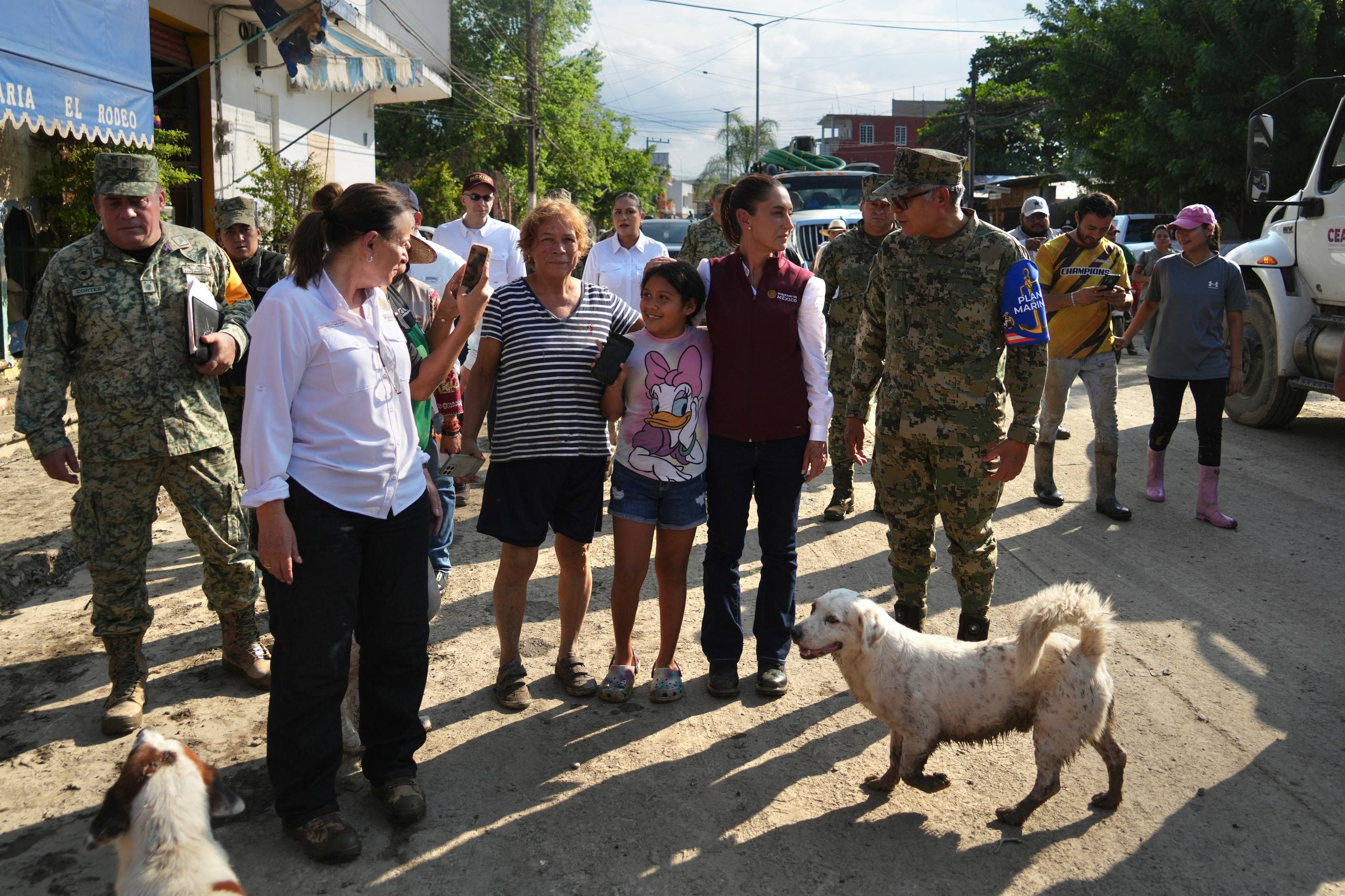 Claudia Sheinbaum supervisa limpieza y apoyos a población afectada por inundaciones en Veracruz