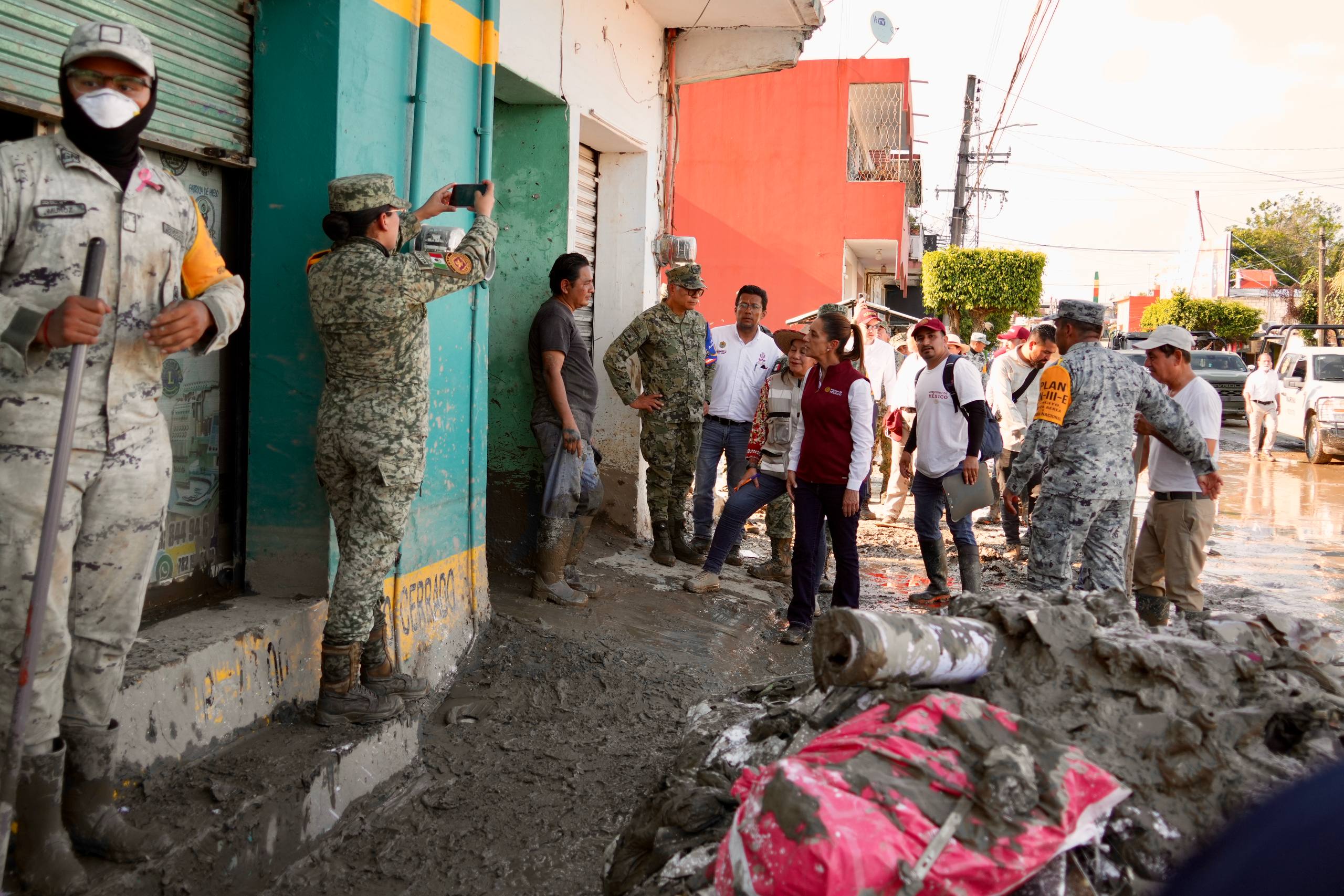 Claudia Sheinbaum supervisa limpieza y apoyos a población afectada por inundaciones en Veracruz