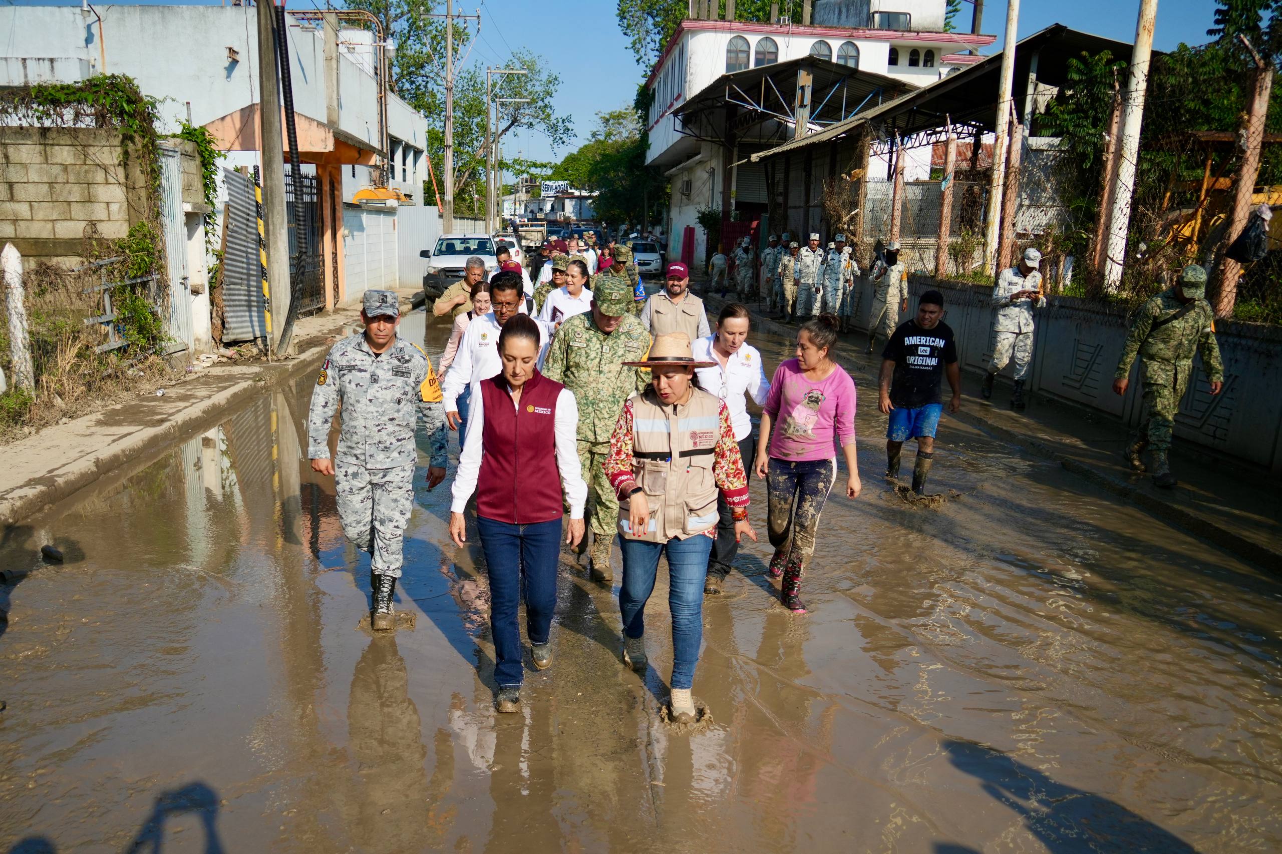 Claudia Sheinbaum supervisa limpieza y apoyos a población afectada por inundaciones en Veracruz