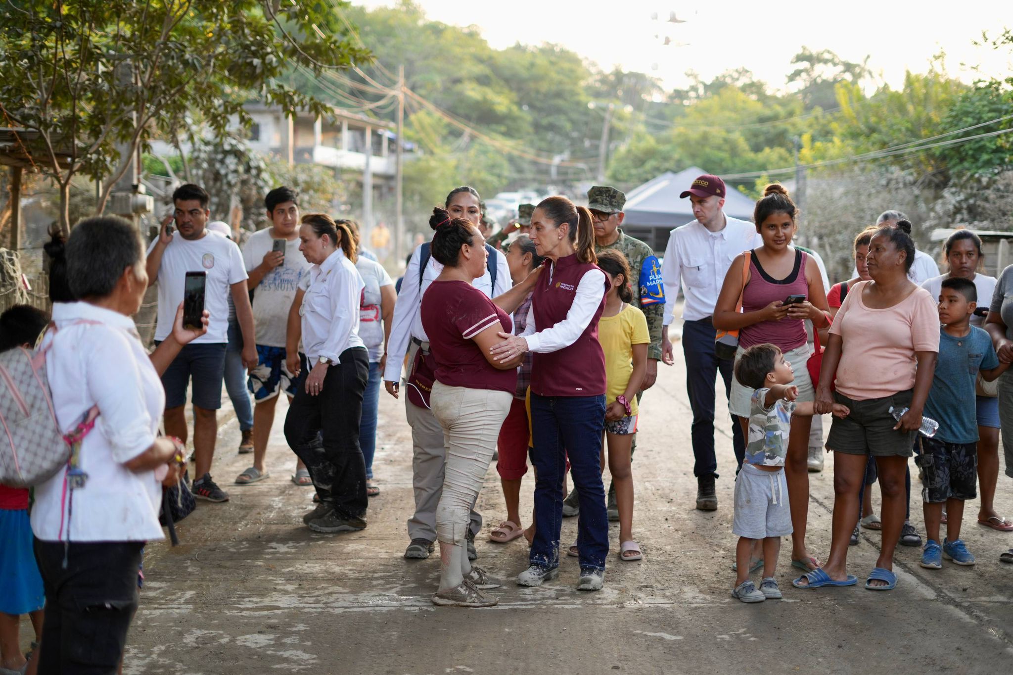 Claudia Sheinbaum supervisa limpieza y apoyos a población afectada por inundaciones en Veracruz