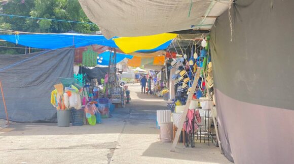 “Volvemos por tradición”: comerciantes ante pésimas ventas en la feria del Rosario en Guasave, Sinaloa